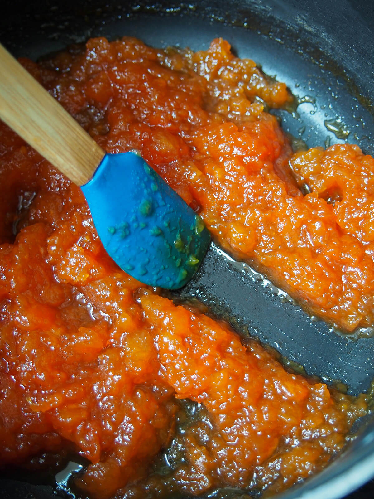 papaya jam towards end of cooking drawing spatula through papaya jam in pot.