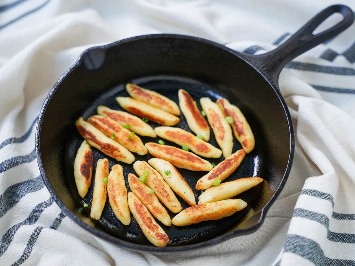 skillet of Schupfnudeln on top of cloth.