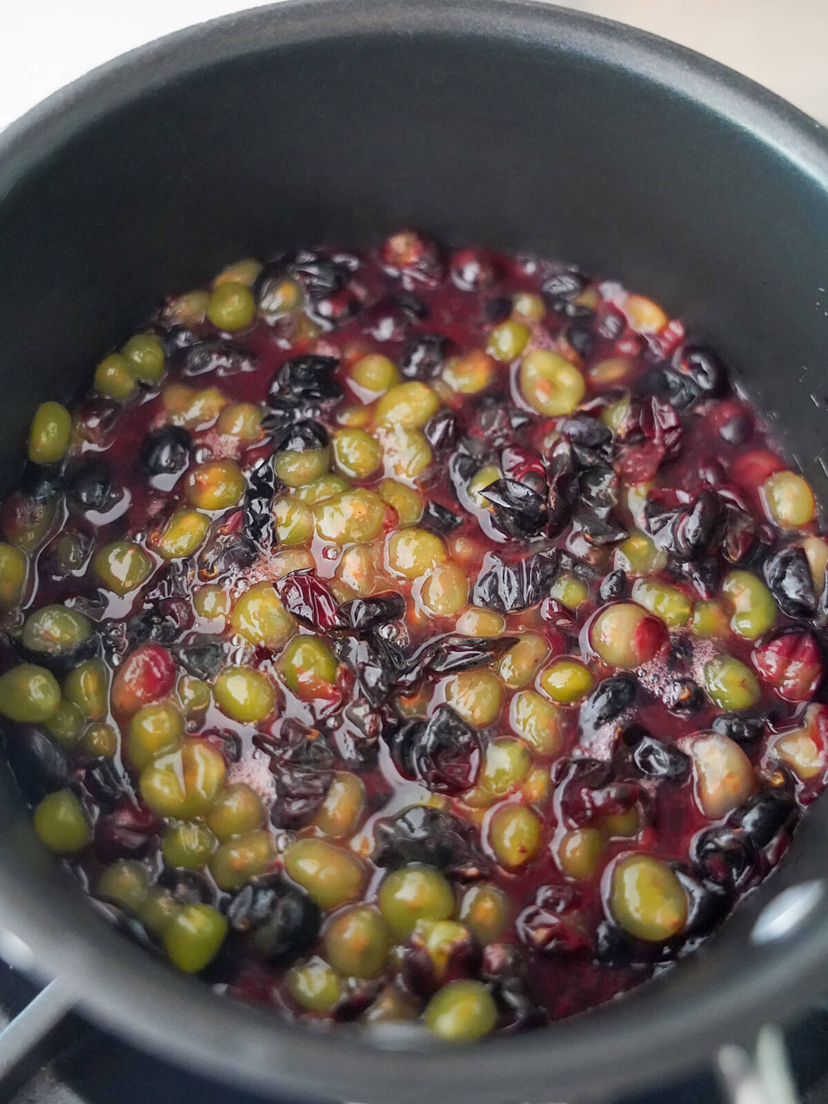 starting to cook grapes to make juice.